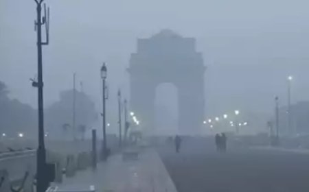 Delhi wakes up to dense fog, chill; temperatures dips to 7°C