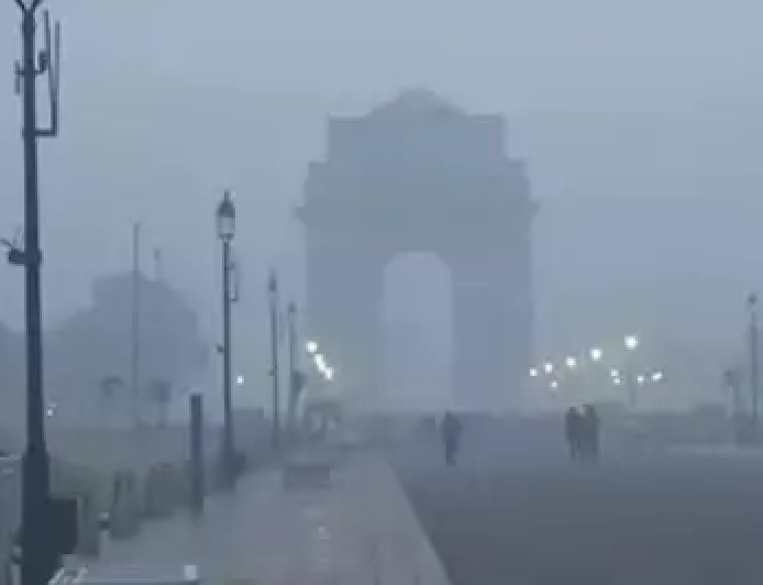 Delhi wakes up to dense fog, chill; temperatures dips to 7°C